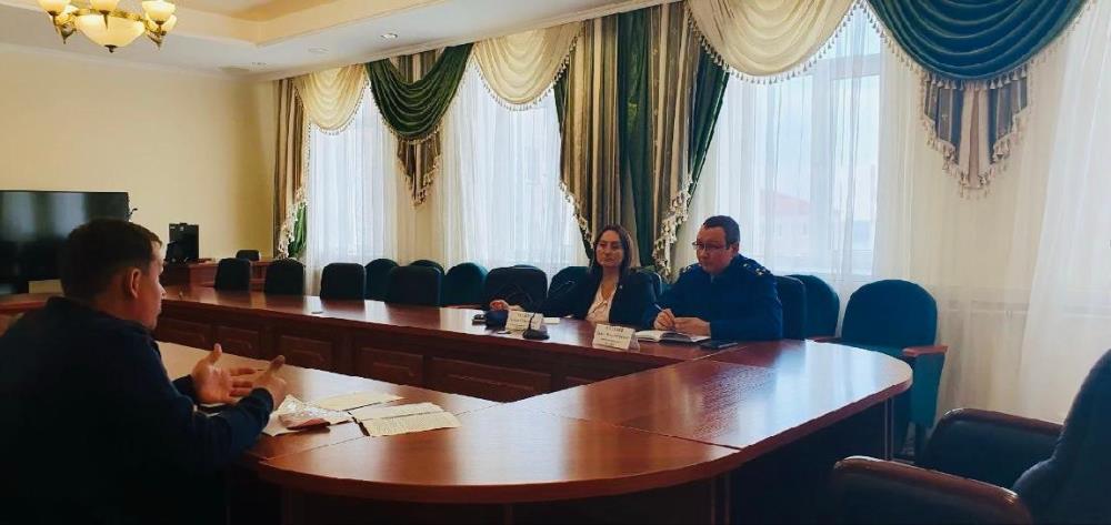 Заместитель прокурора Архангельской области и Ненецкого автономного округа Павел Матанцев провел личный прием прием жителей Ненецкого автономного округа по вопросам защиты прав и законных интересов несовершеннолетних.